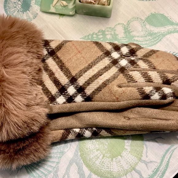 NIP Plaid /fur trimmed Gloves Velvety lined - Picture 8 of 8